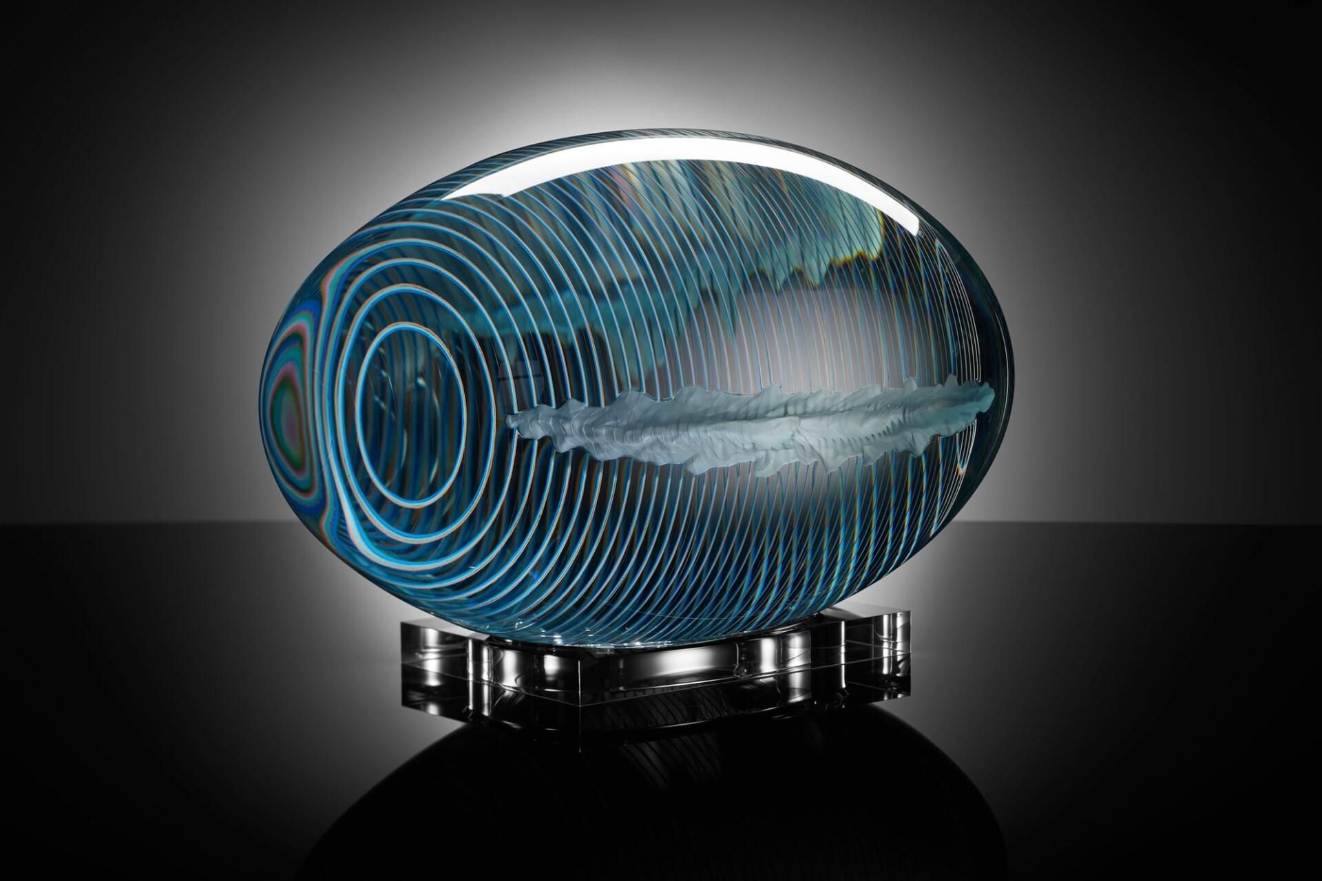 Художник создает впечатляющие скульптуры из стеклянных пластин: завораживающие фото Художник создает впечатляющие скульптуры из стеклянных пластин: завораживающие фото