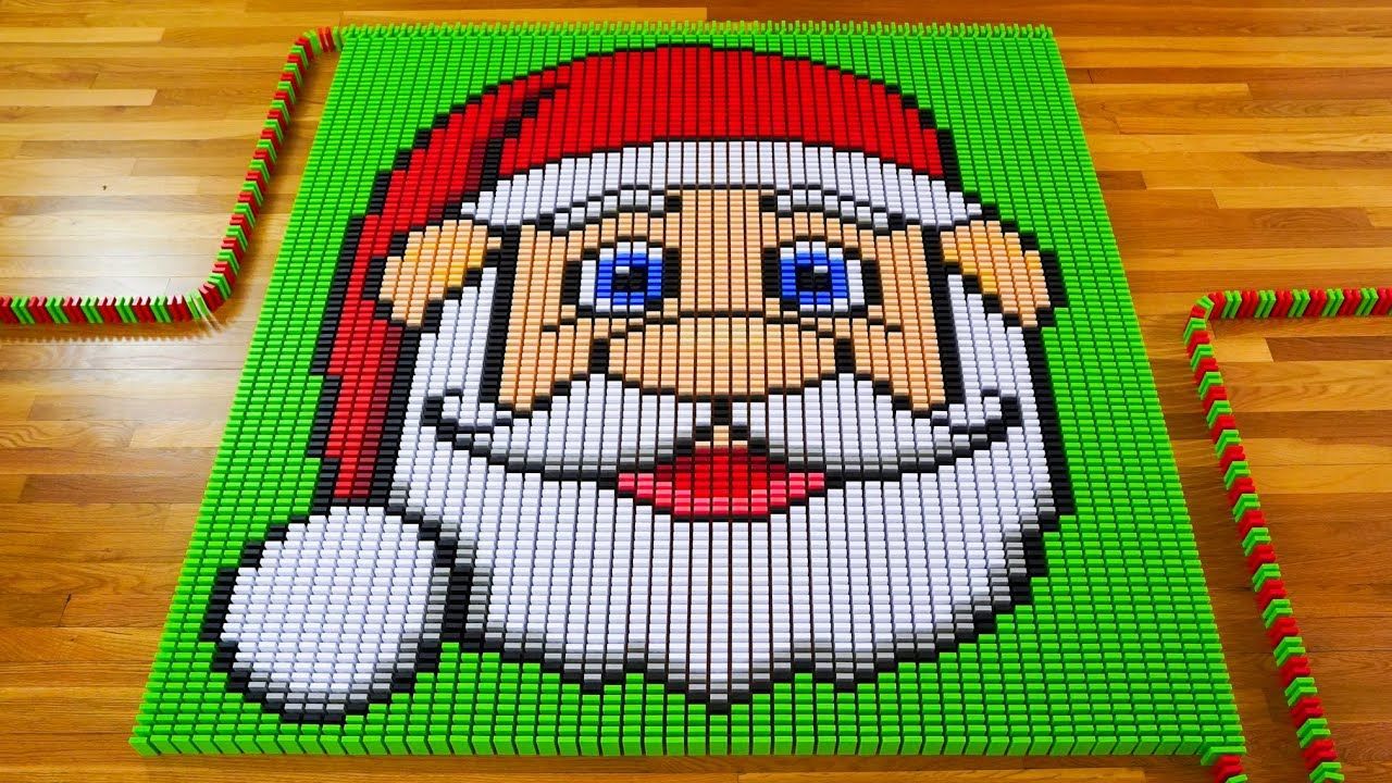 Праздничные развлечения: девушка сделала рождественскую домино-цепочку Праздничные развлечения: девушка сделала рождественскую домино-цепочку