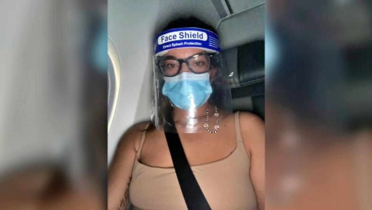 Женщина получила положительный тест на COVID-19 и самоизолировалась в туалете самолета на 3 часа - Развлечения Женщина получила положительный тест на COVID-19 и самоизолировалась в туалете самолета на 3 часа - Развлечения