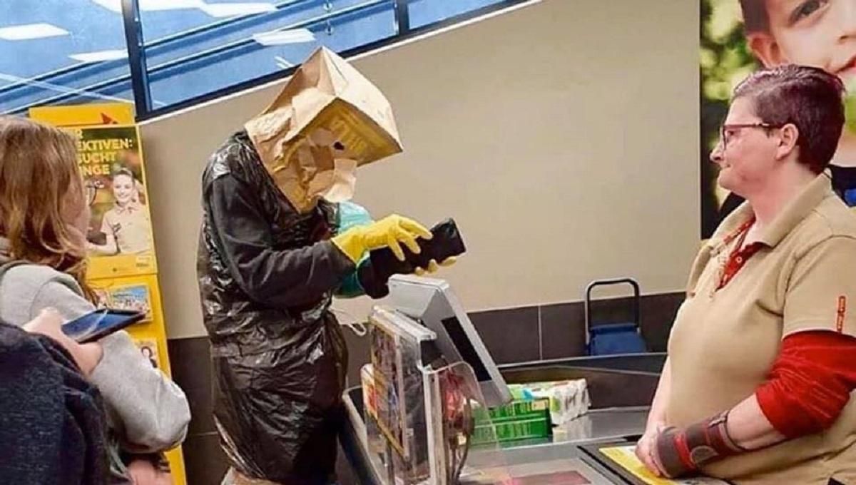 Найбезглуздіші речі, які люди використовують замість масок: кумедна добірка з усього світу Найбезглуздіші речі, які люди використовують замість масок: кумедна добірка з усього світу