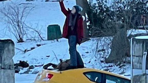 Жінка спокійно робила селфі на даху своєї машини, поки та провалювалася під лід: курйозне відео