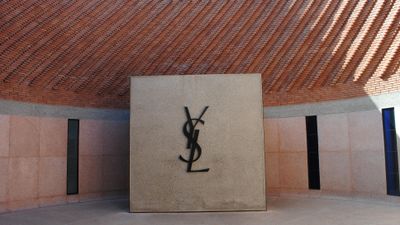 Архивные коллекции и личные вещи дизайнера: в музеях Парижа пройдут выставки Yves Saint Lauren