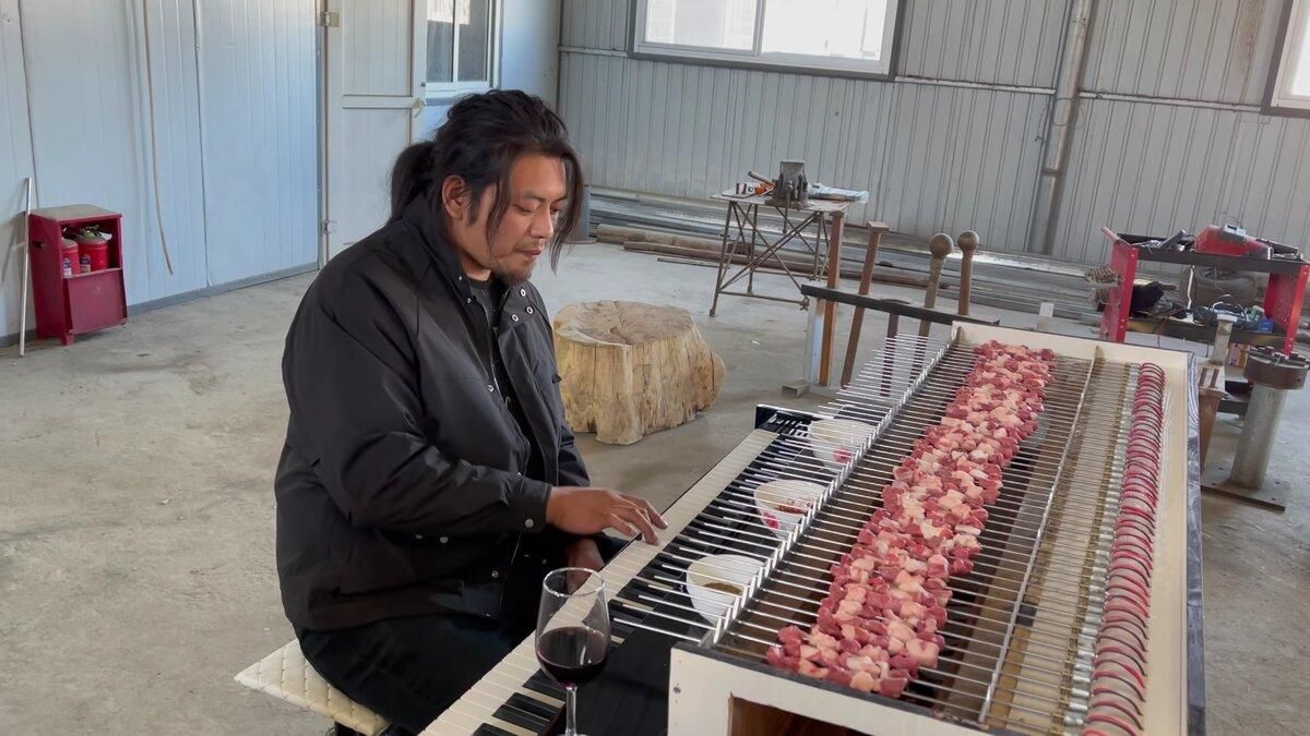 "Пиано-мангал" на колесах: китаец создал уникальное устройство для жарки шашлыка - Развлечения