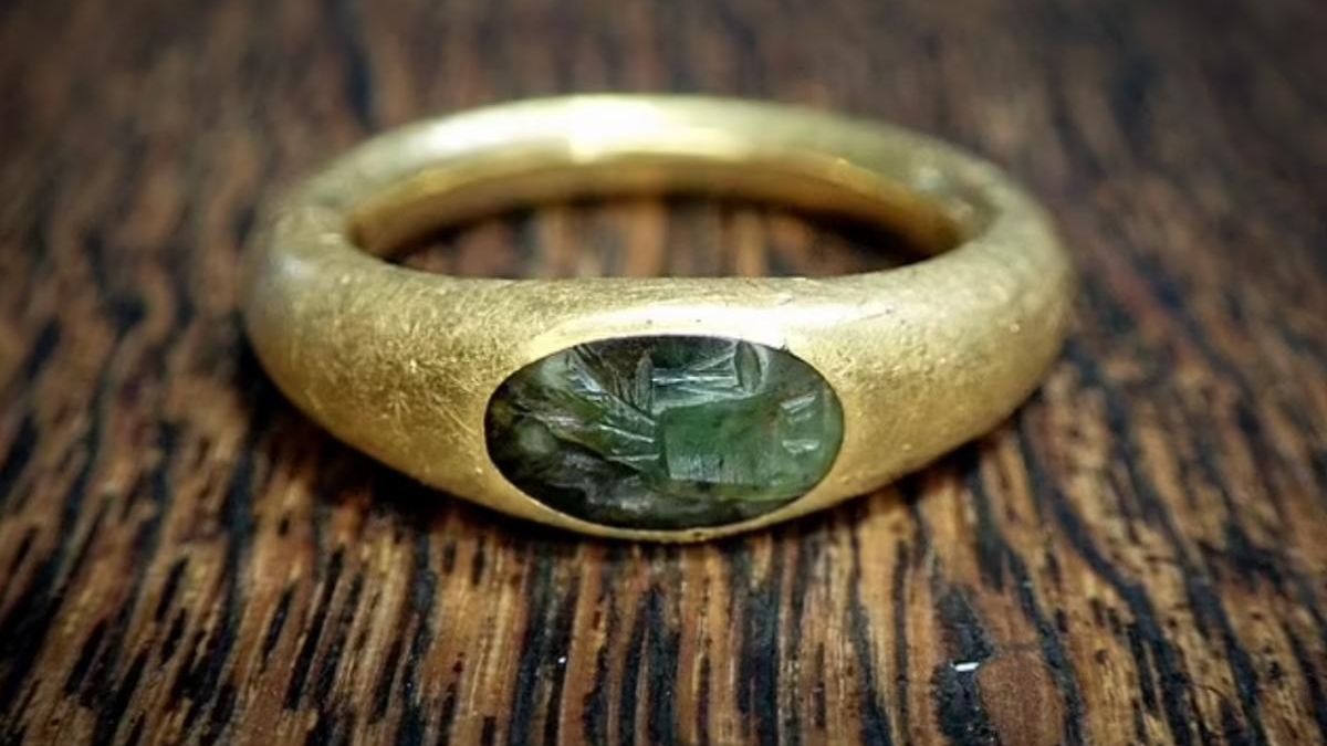 Настоящее сокровище: мужчина нашел в своем дворе кольцо времен Римской империи - Развлечения