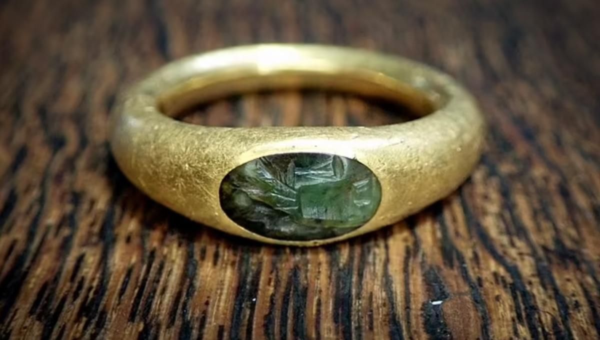 Настоящее сокровище: мужчина нашел в своем дворе кольцо времен Римской империи - Развлечения
