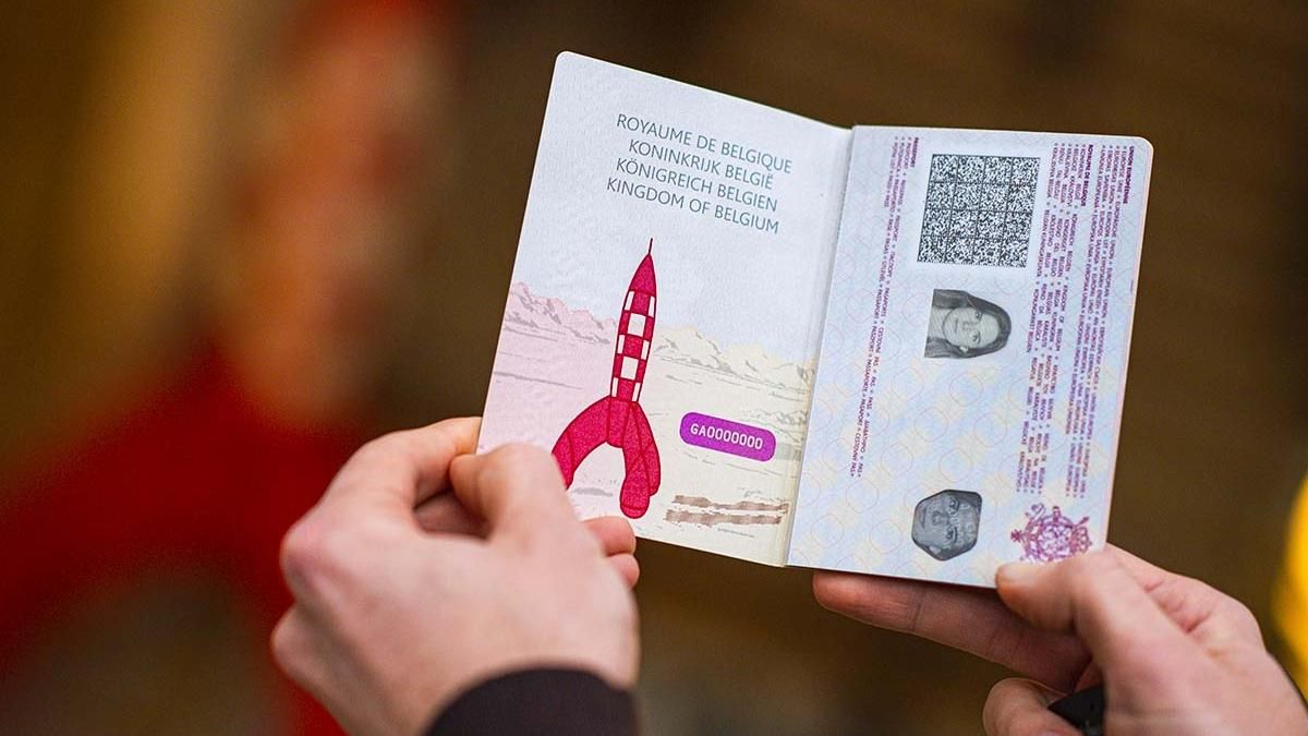 Смурфики и другие: в Бельгии будут выдавать паспорта с героями комиксов на страницах - Развлечения