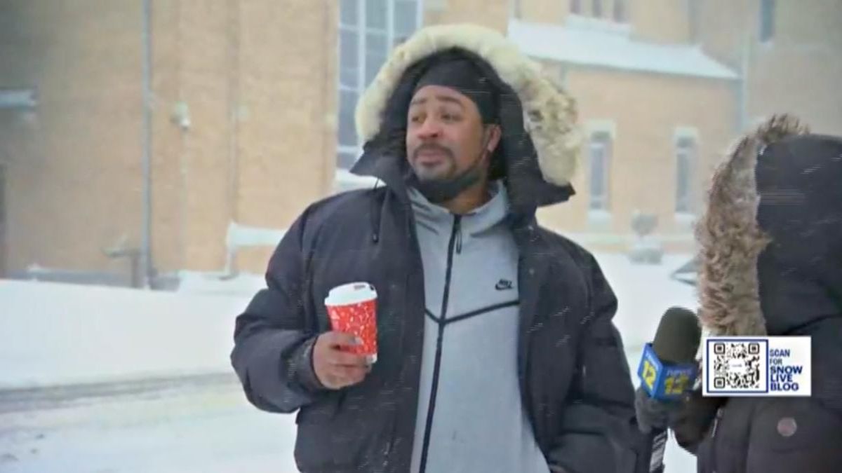 "Просто люблю снег": жизнерадостный мужчина дал интервью в метель и стал звездой соцсетей - Развлечения