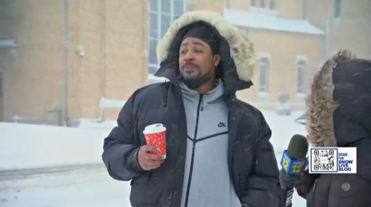 "Просто люблю снег": жизнерадостный мужчина дал интервью в метель и стал звездой соцсетей - Развлечения "Просто люблю снег": жизнерадостный мужчина дал интервью в метель и стал звездой соцсетей - Развлечения