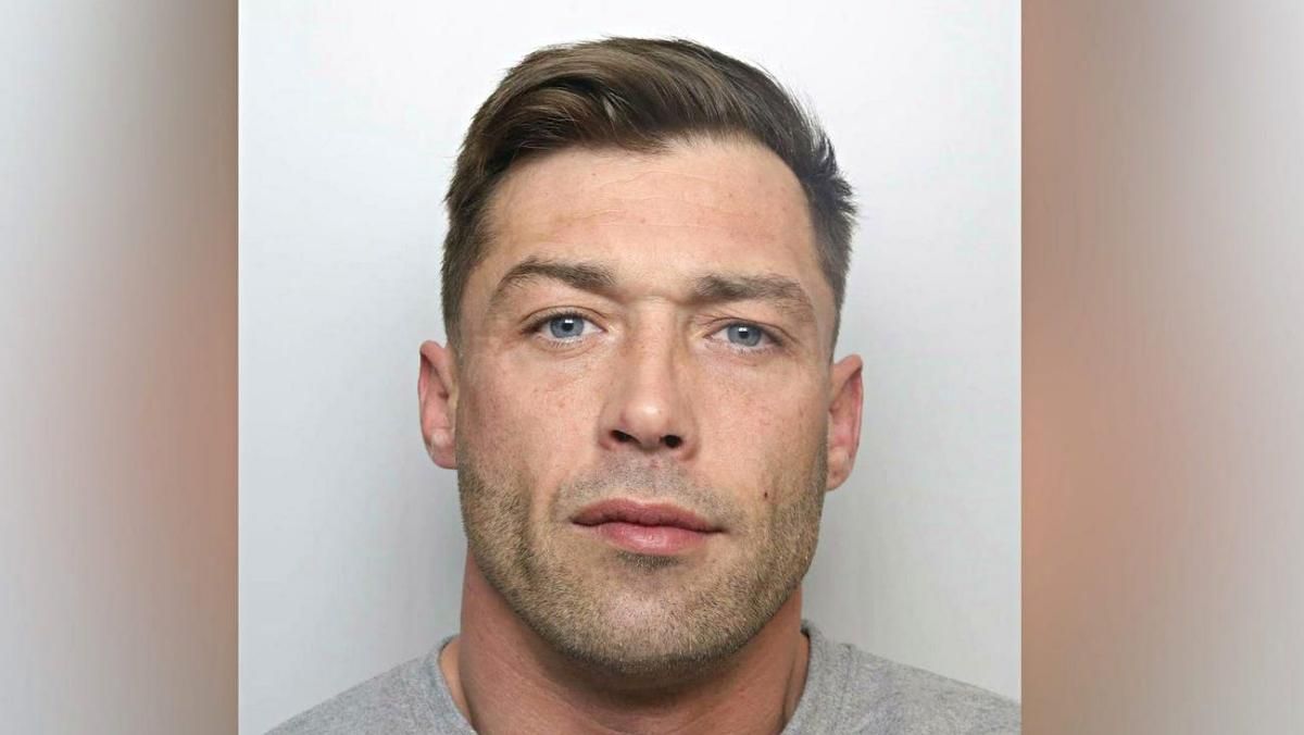 "Самый горячий преступник": фото привлекательного грабителя покорило сердца тысяч женщин - Развлечения "Самый горячий преступник": фото привлекательного грабителя покорило сердца тысяч женщин - Развлечения