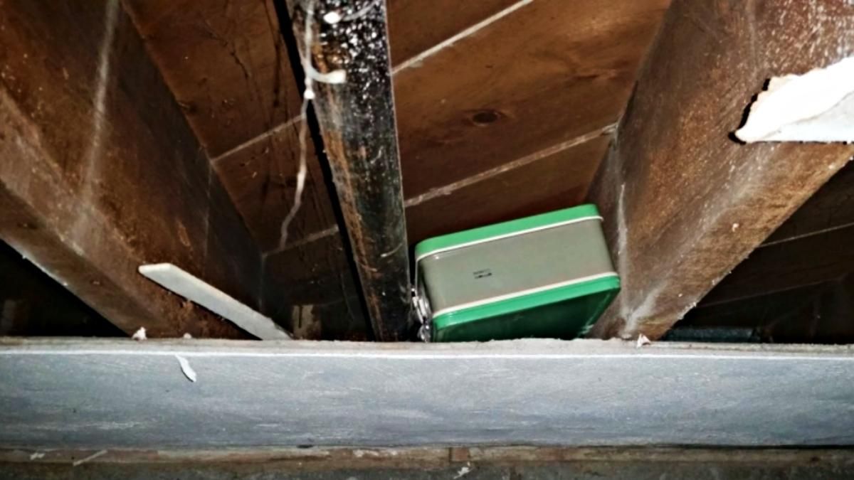 Американці робили вдома ремонт і знайшли 2 валізи з грошима: скільки там було - Розваги Американці робили вдома ремонт і знайшли 2 валізи з грошима: скільки там було - Розваги