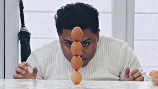 Чоловік побудував найвищу у світі вежу з яєць і встановив рекорд Гіннеса: захопливе відео 