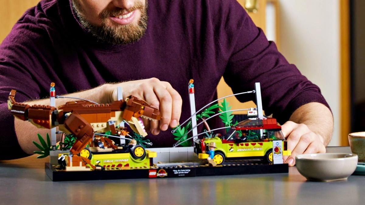 Побег тиранозавра: LEGO анонсировала набор со знаменитой сценой из "Парка Юрского периода" - Развлечения
