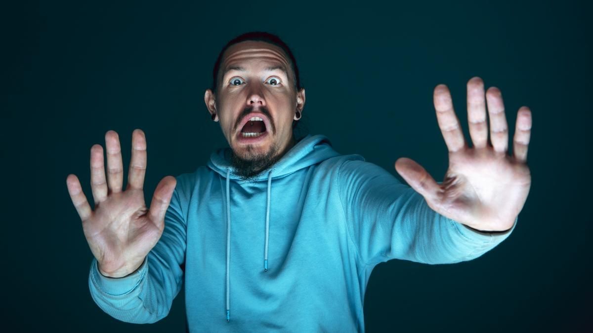 Дождь из зубов: рабочие обнаружили очень жуткую находку во время ремонта магазина - Развлечения Дождь из зубов: рабочие обнаружили очень жуткую находку во время ремонта магазина - Развлечения