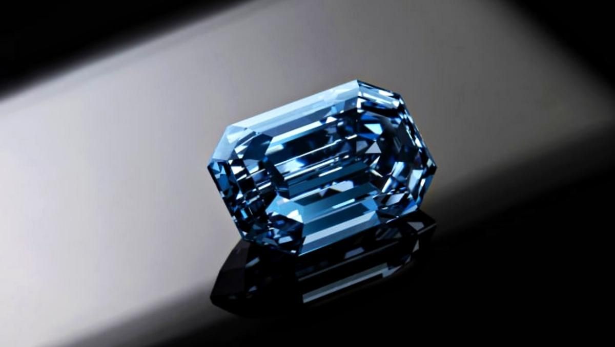 Один из самых больших в мире голубых бриллиантов продадут на аукционе: цена впечатляет - Развлечения