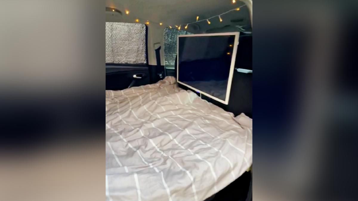 Отдельная комната на заднем сиденье: мужчина превратил машину в дом с кроватью и телевизором - Развлечения