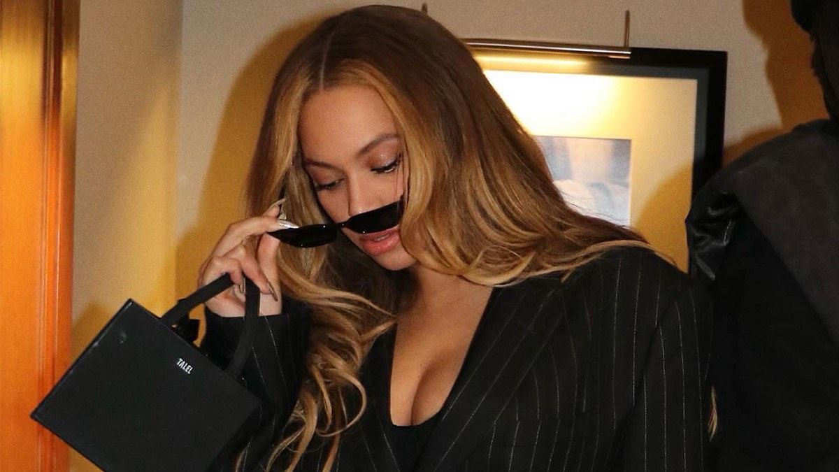 Бейонсе подарувала прихильнику окуляри - охоронці співачки оконфузились через це Бейонсе подарувала прихильнику окуляри - охоронці співачки оконфузились через це