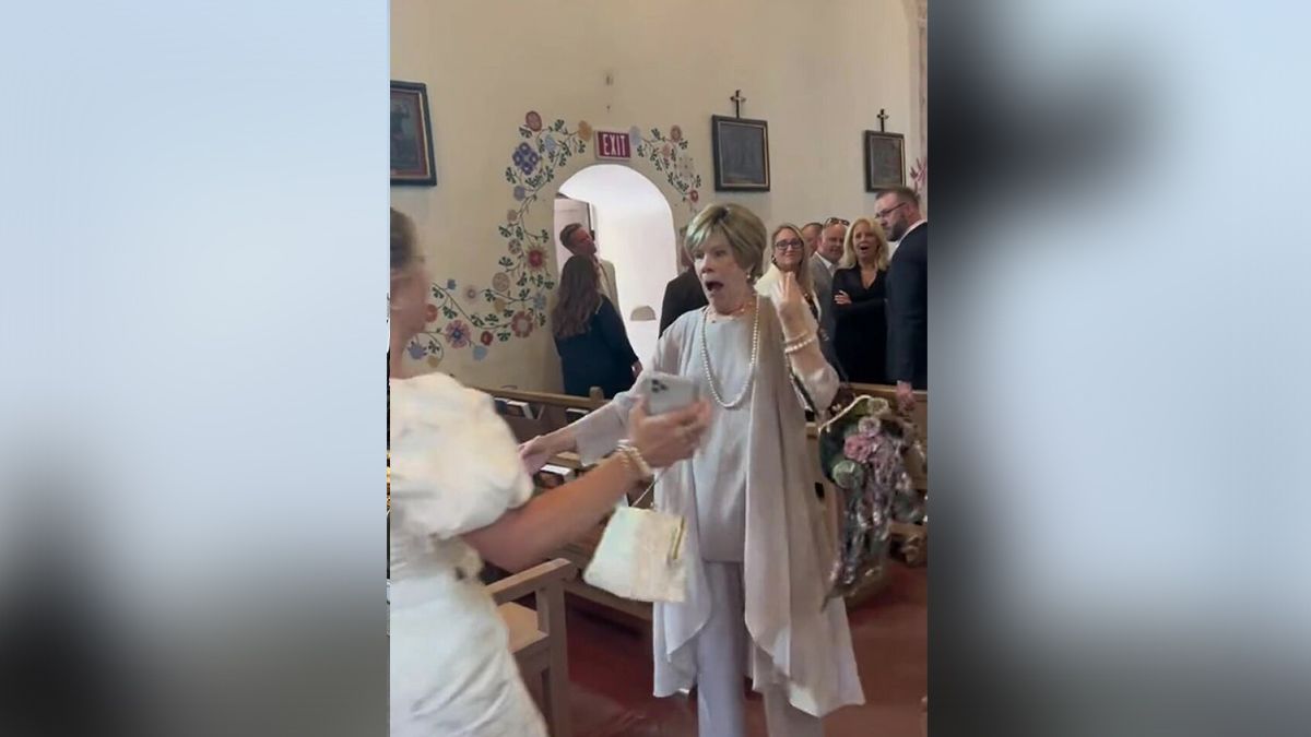 Онука вперше показала перероблену сукню бабусі Онука вперше показала перероблену сукню бабусі