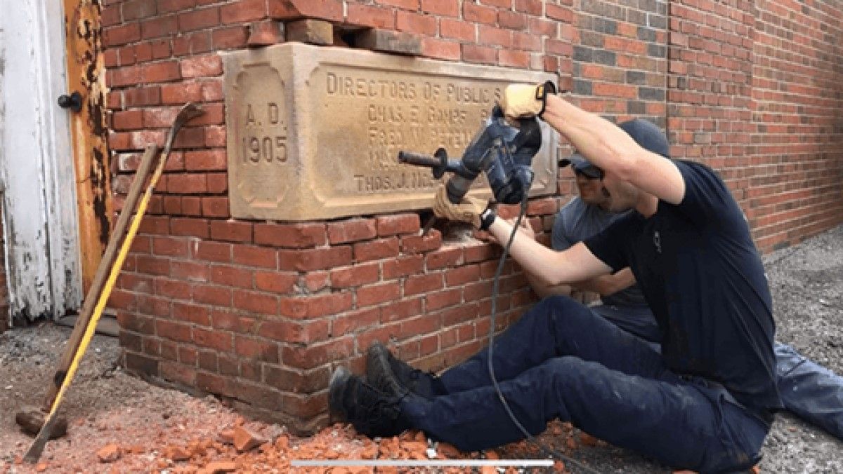 Пожарные нашли капсулу времени, которой 118 лет Пожарные нашли капсулу времени, которой 118 лет