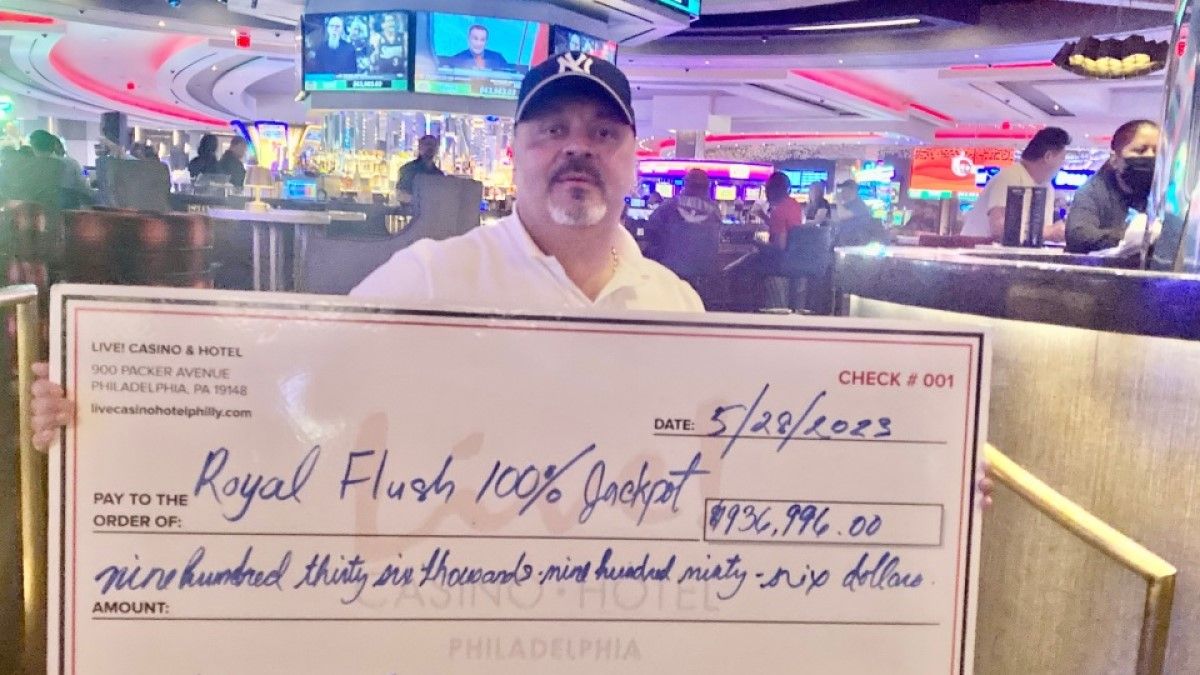 Человек выиграл почти миллион долларов в казино Человек выиграл почти миллион долларов в казино