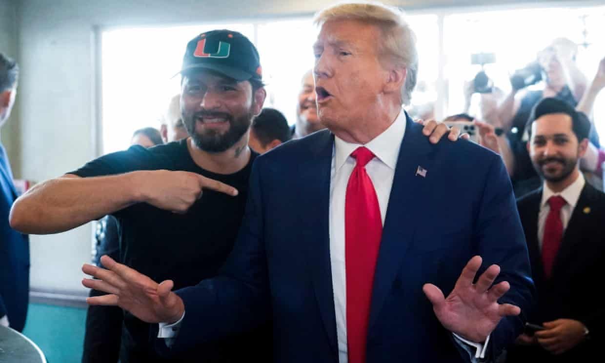 Трамп заказал еду для всех в ресторане Майами, но ушел, так и не заплатив. Трамп заказал еду для всех в ресторане Майами, но ушел, так и не заплатив.