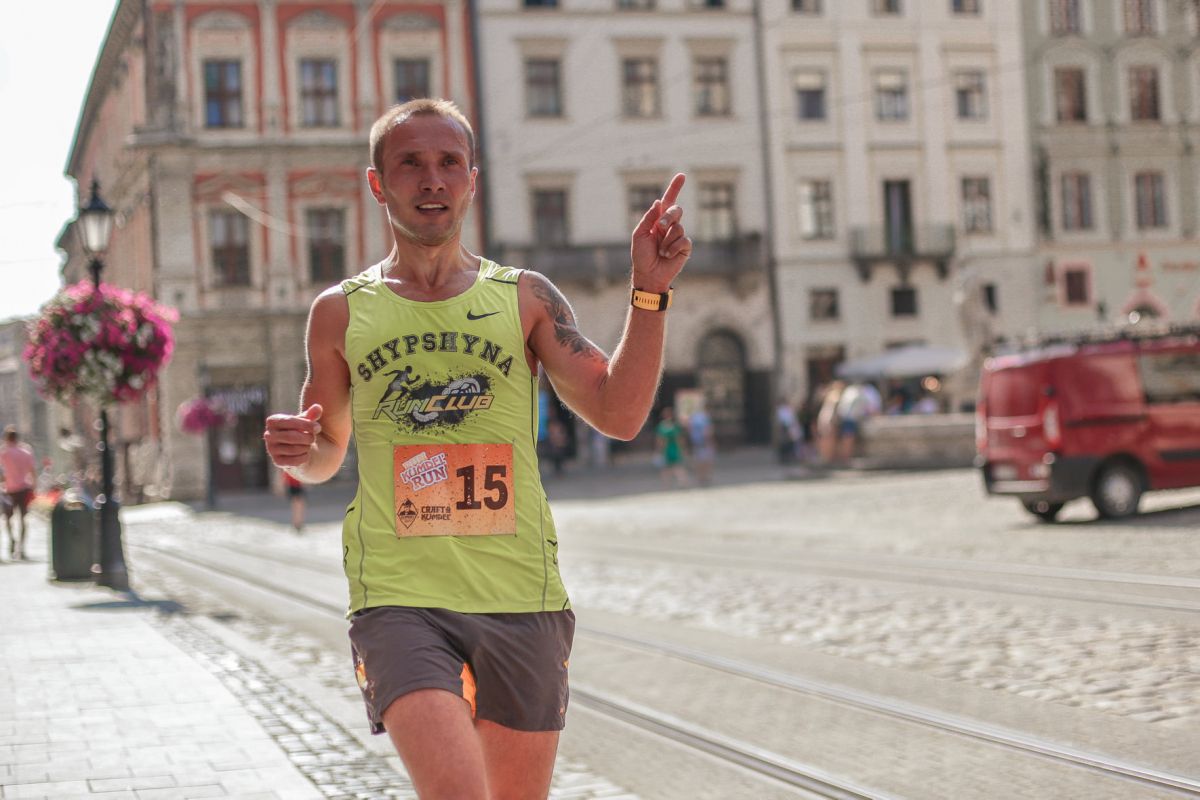 Владимир Ханас пробежал 45 километров задом наперед, чтобы собрать деньги на ВСУ