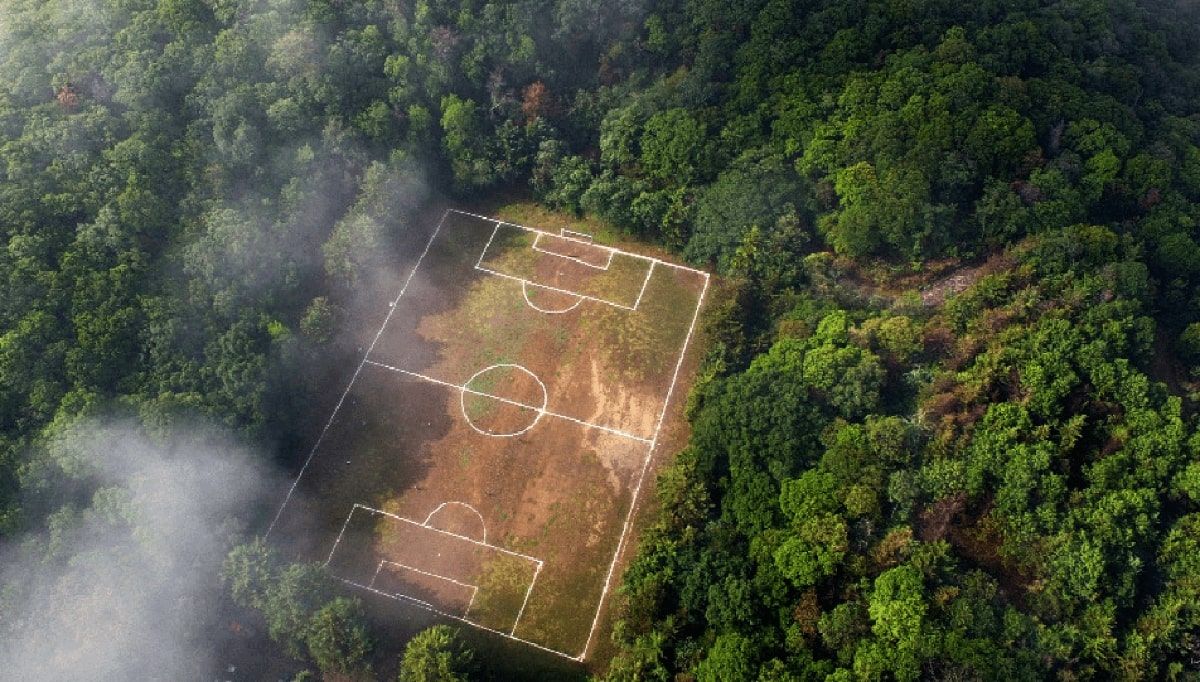 У Мексиці побудували футбольне поле у кратері вулкана – фото