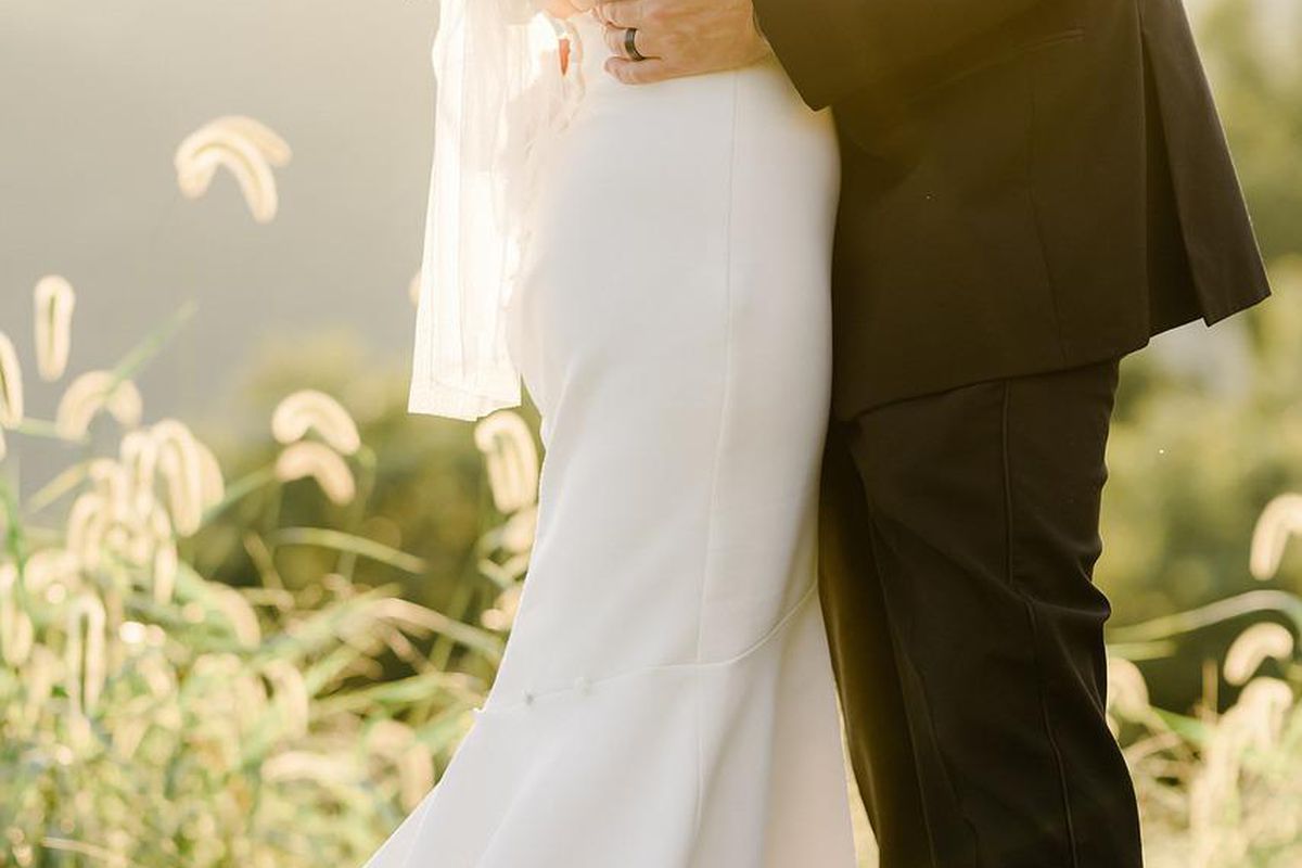 В Африке жениха на свадьбе заменил его младший брат В Африке жениха на свадьбе заменил его младший брат