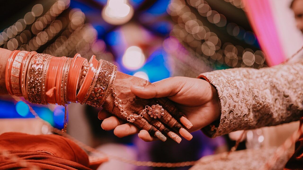 В Индии 27 мужчин ищут свою невесту, сбежавшую с их состоянием