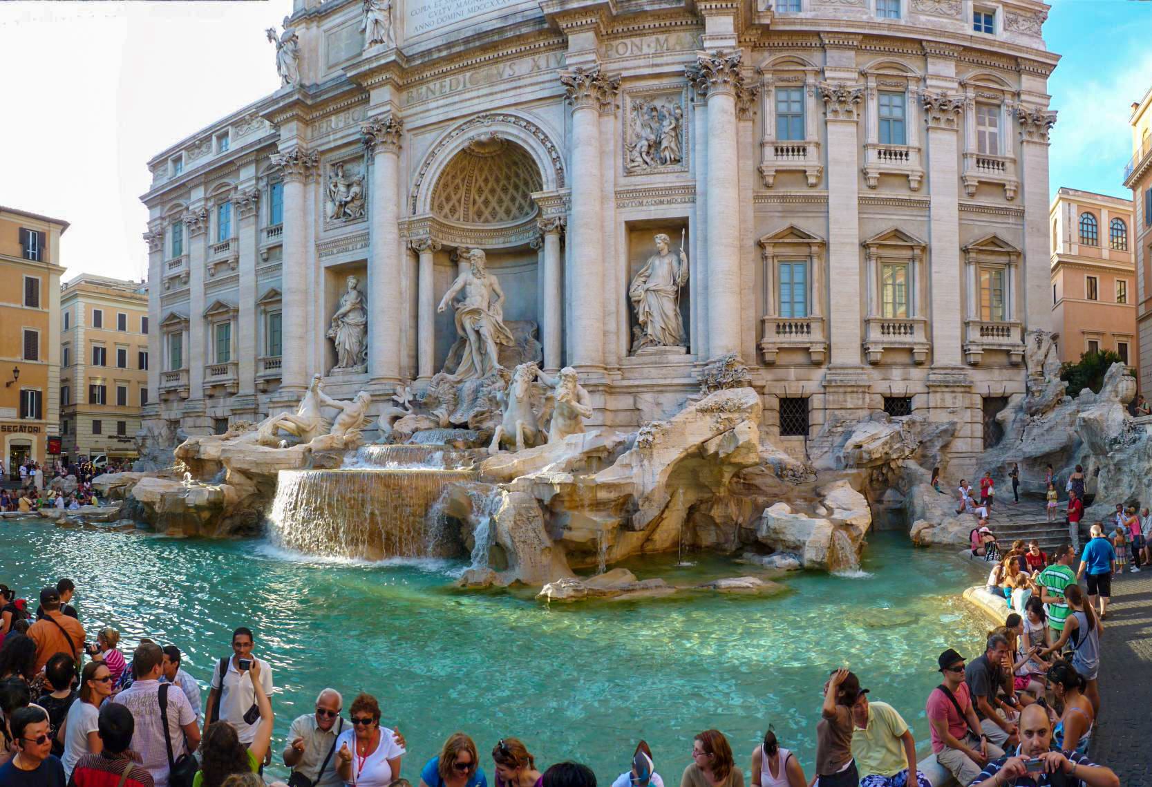 Туристка в Італії залізла у фонтан Треві – чому вона це зробила