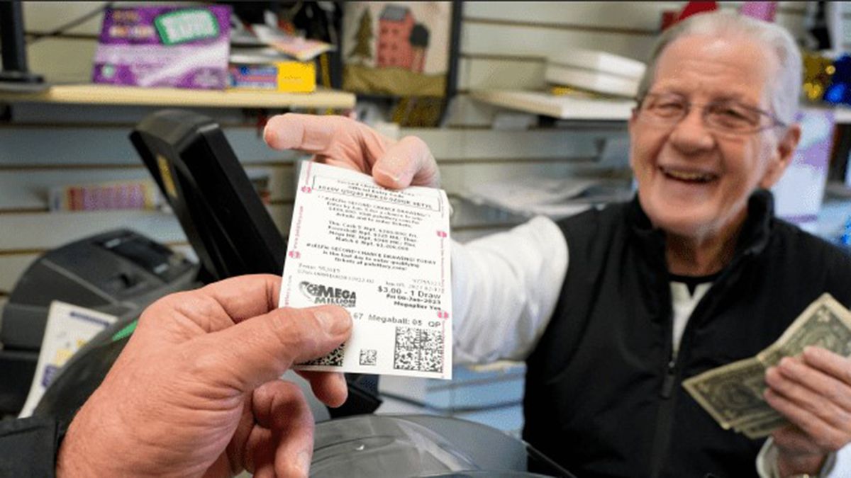 Пенсионер сорвал куш в лотерее и стал миллионером