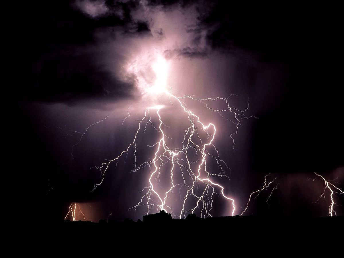 У Китаї чоловіка вдарила блискавка з різницею у 5 хвилин У Китаї чоловіка вдарила блискавка з різницею у 5 хвилин