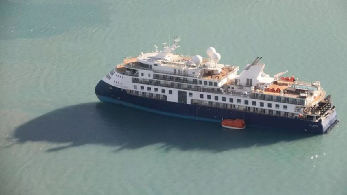 Судно Ocean Explorer сіло на мілину – чи перебувають пасажири у небезпеці Судно Ocean Explorer сіло на мілину – чи перебувають пасажири у небезпеці
