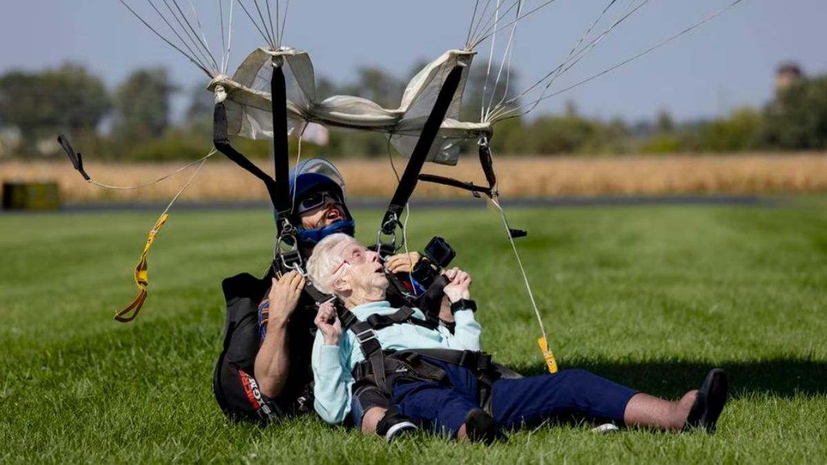 Бабуся із США стала найстарішою парашутисткою у світі – фото