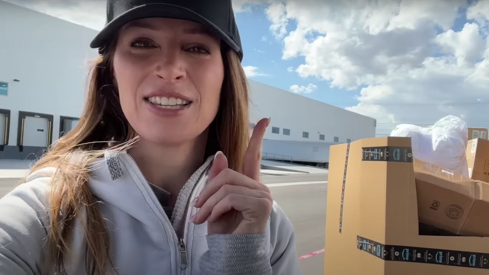 Женщина у США выкупила поддон с потерянными вещами из Amazon