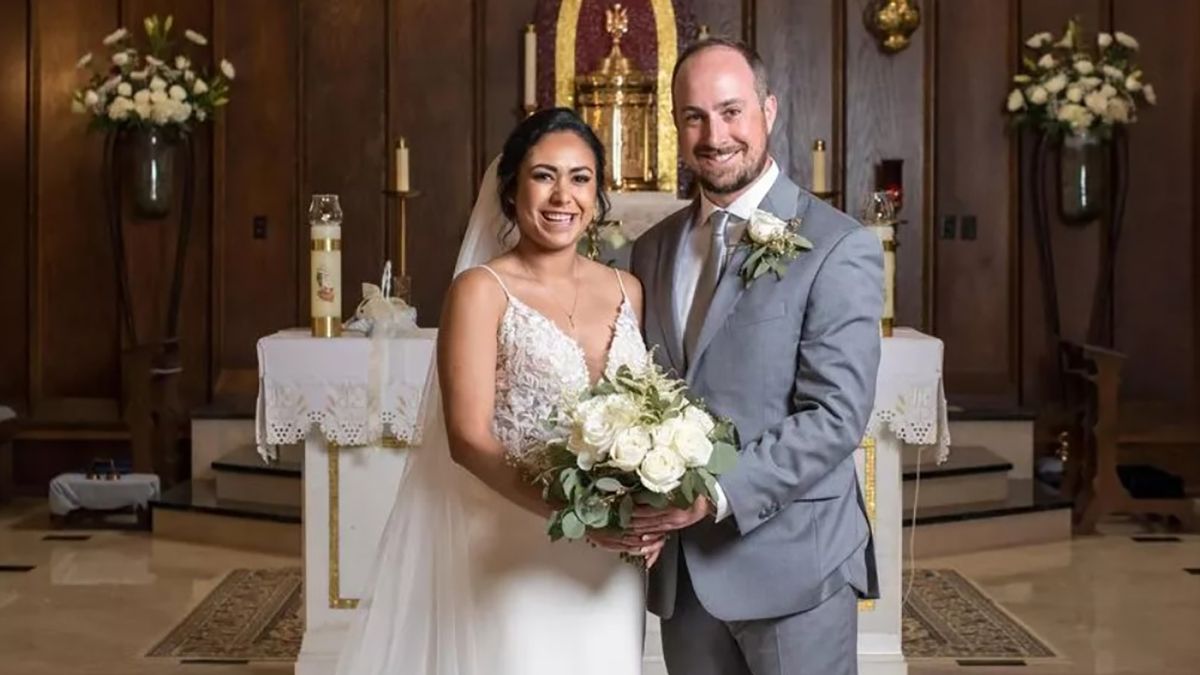 Американка вийшла заміж за хлопця, який заснув у її будинку Американка вийшла заміж за хлопця, який заснув у її будинку