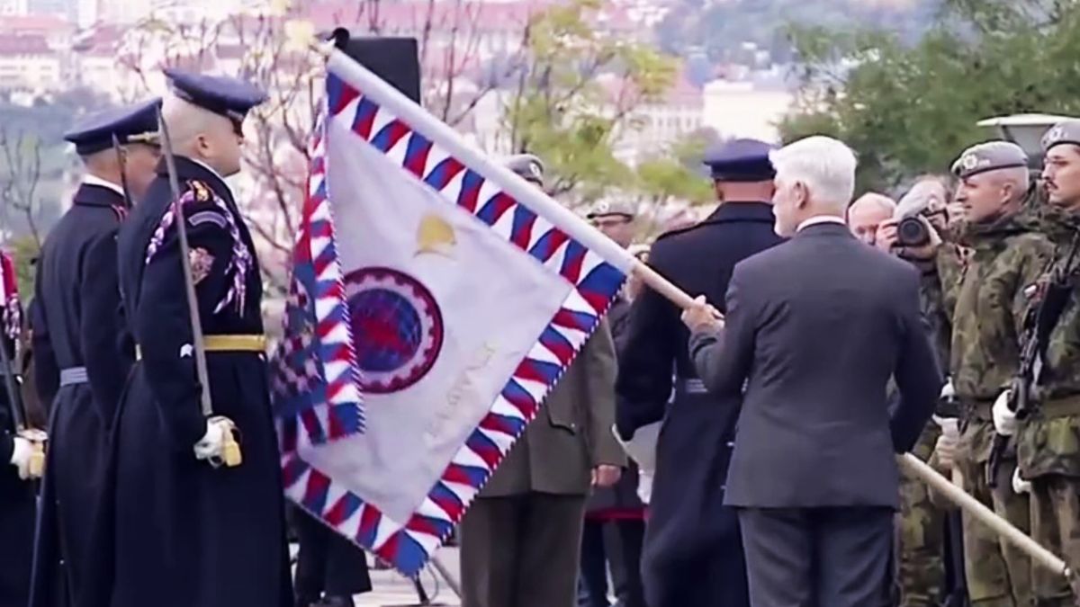 Президент Чехии ударил солдата по голове и сбил фуражку - видео