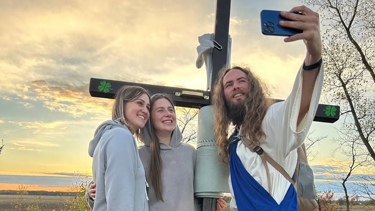 Мужчина с крестом на плечах идет в Киев – причина