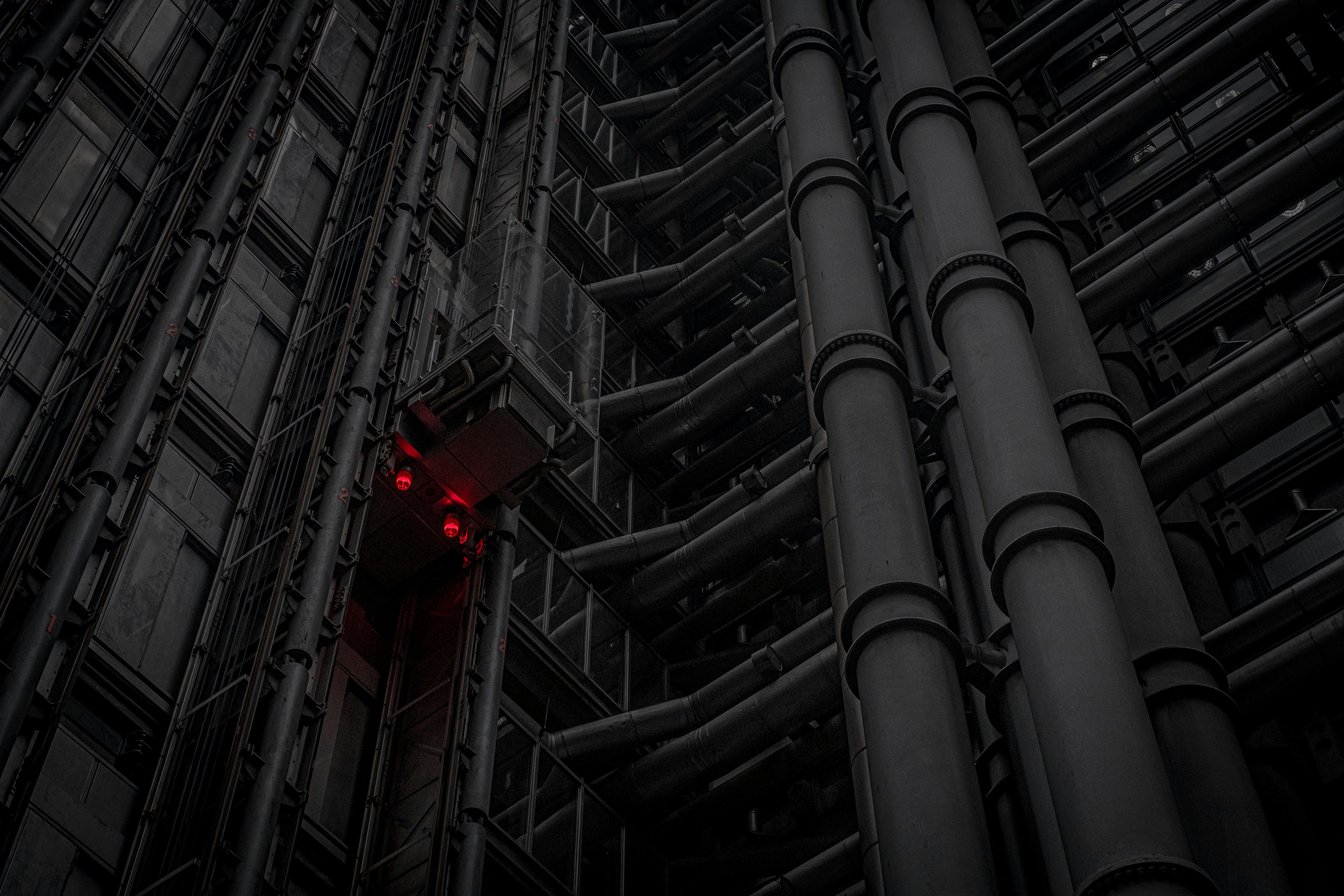 Россиянин пытался украсть лифт – жители вызвали полицию Россиянин пытался украсть лифт – жители вызвали полицию