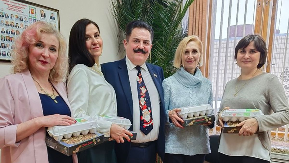 Російський депутат зробив розкішний новорічний подарунок колегам
