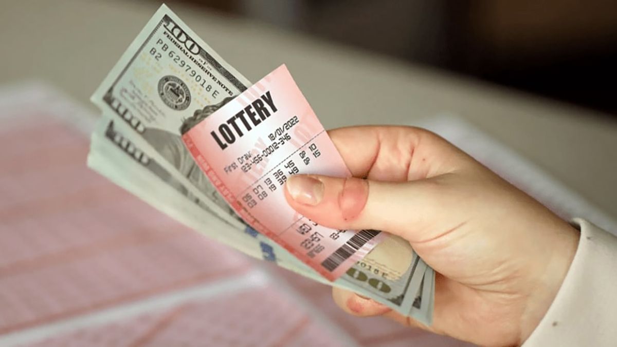 Жінка випадково знайшла виграшний лотерейний квиток 