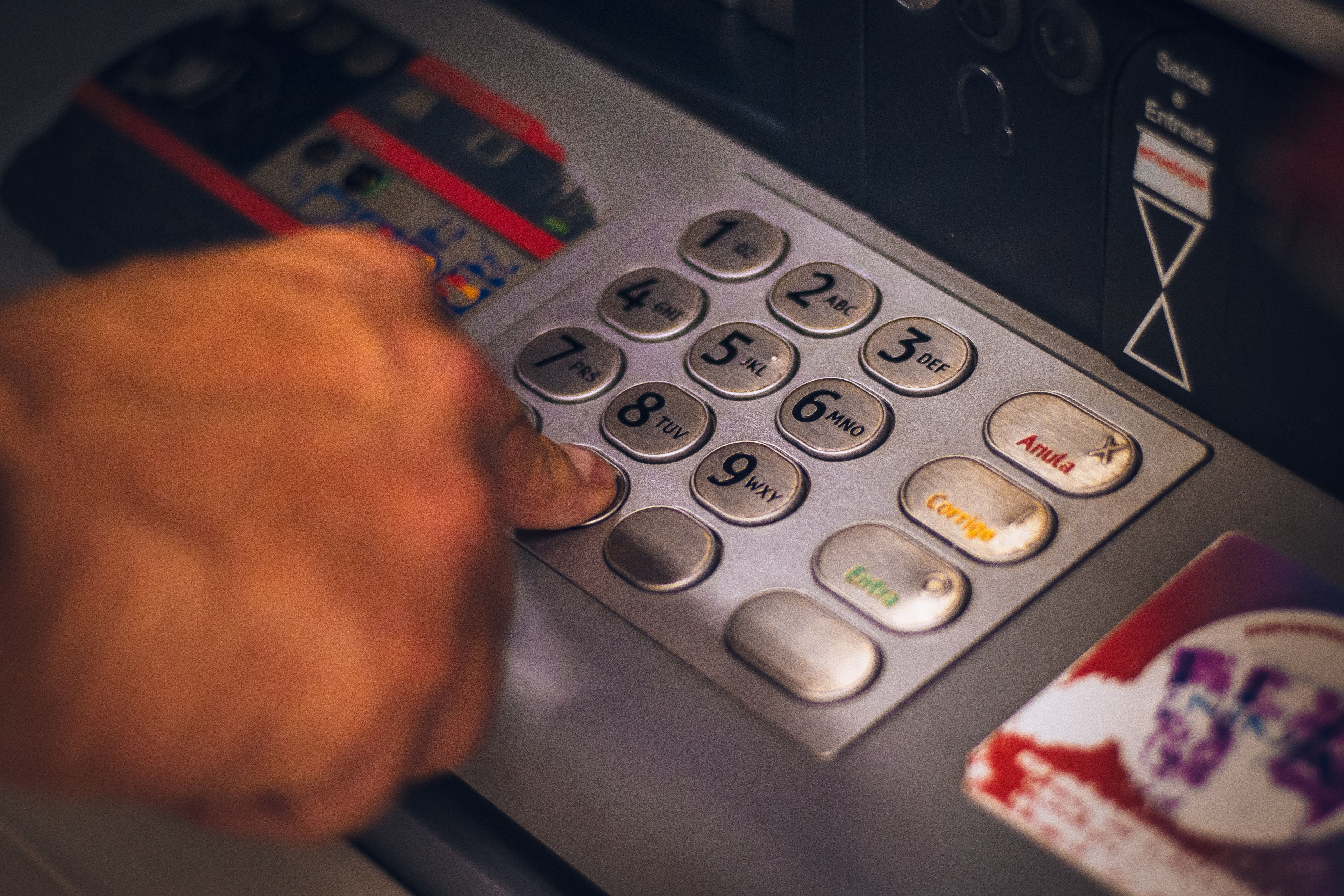 Шахрайство в банкоматах – українець поповнив картку на 90 тисяч гривень