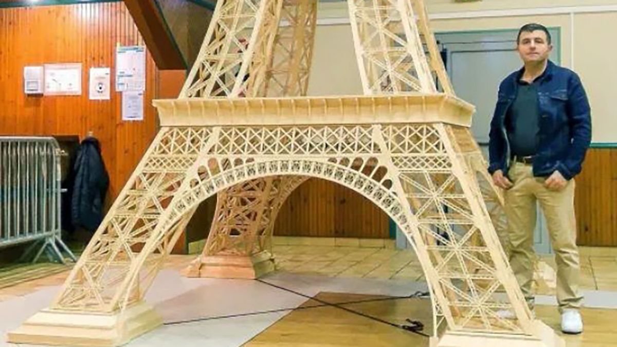 Мужчина сделал копию Эйфелевой башни из спичек и получил рекорд Мужчина сделал копию Эйфелевой башни из спичек и получил рекорд