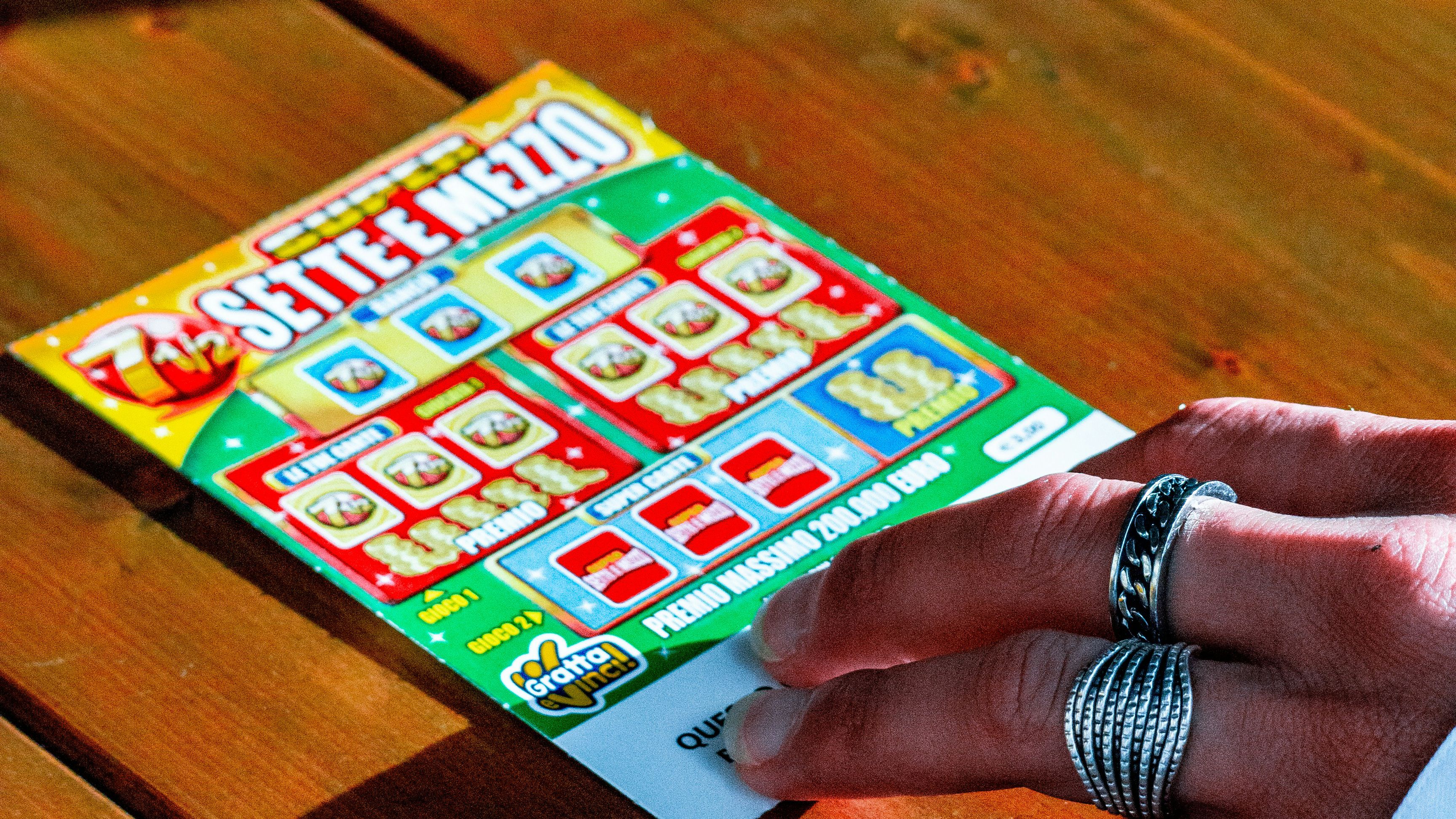 Продавец лотерейных билетов предсказал выигрыш джекпота Продавец лотерейных билетов предсказал выигрыш джекпота