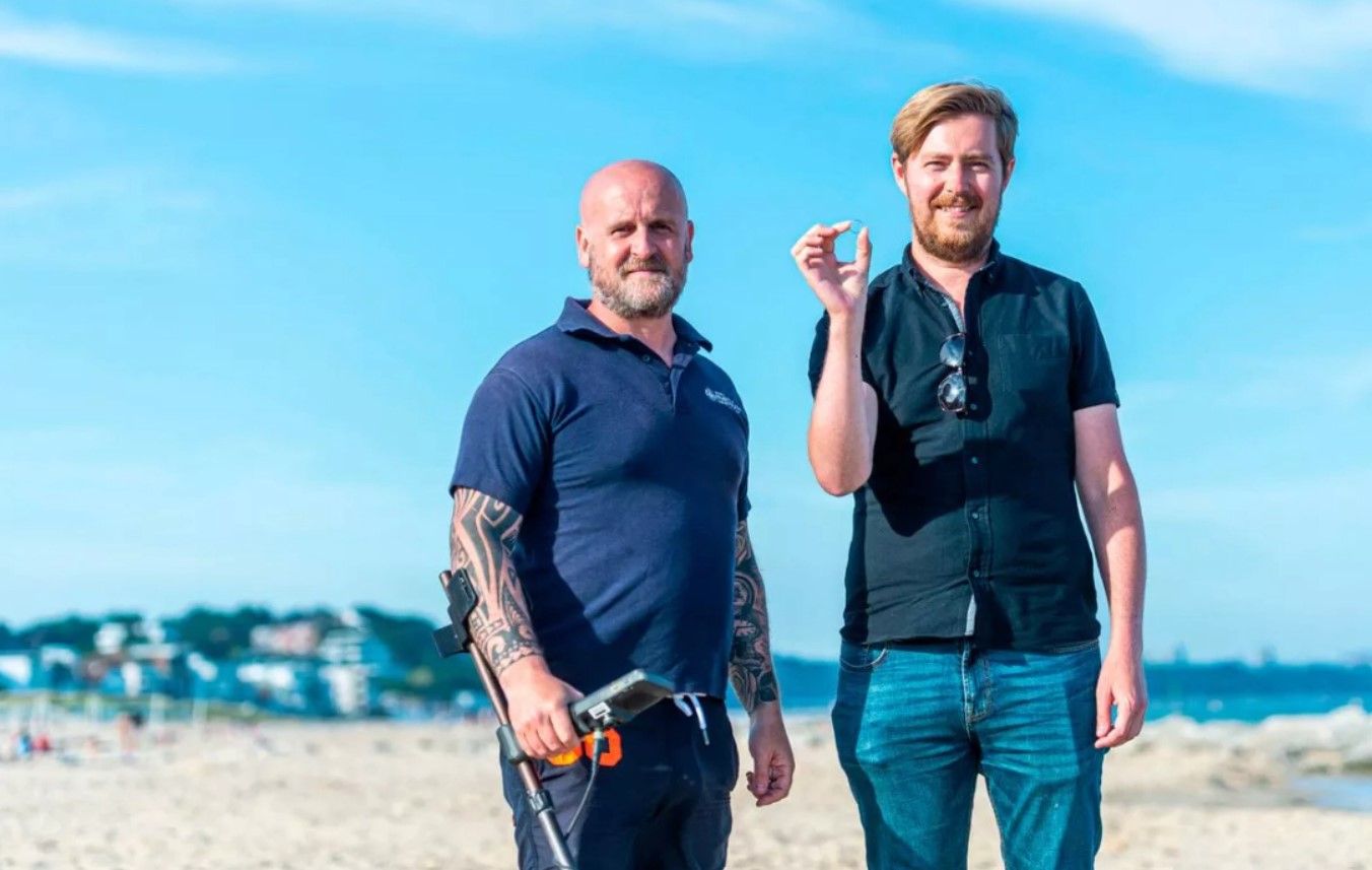 Британец помогает людям, находя и возвращая потерянные драгоценности Британец помогает людям, находя и возвращая потерянные драгоценности