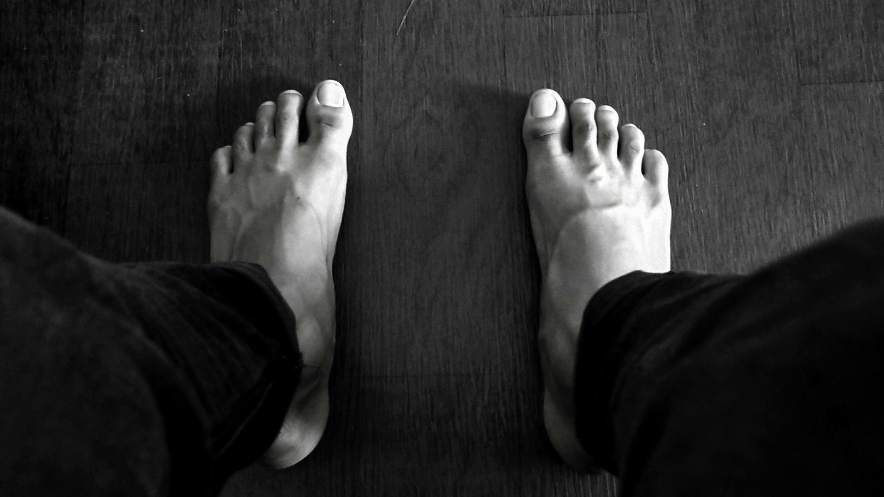 Мужчина зарабатывает деньги благодаря своим ногам - что он делает Мужчина зарабатывает деньги благодаря своим ногам - что он делает