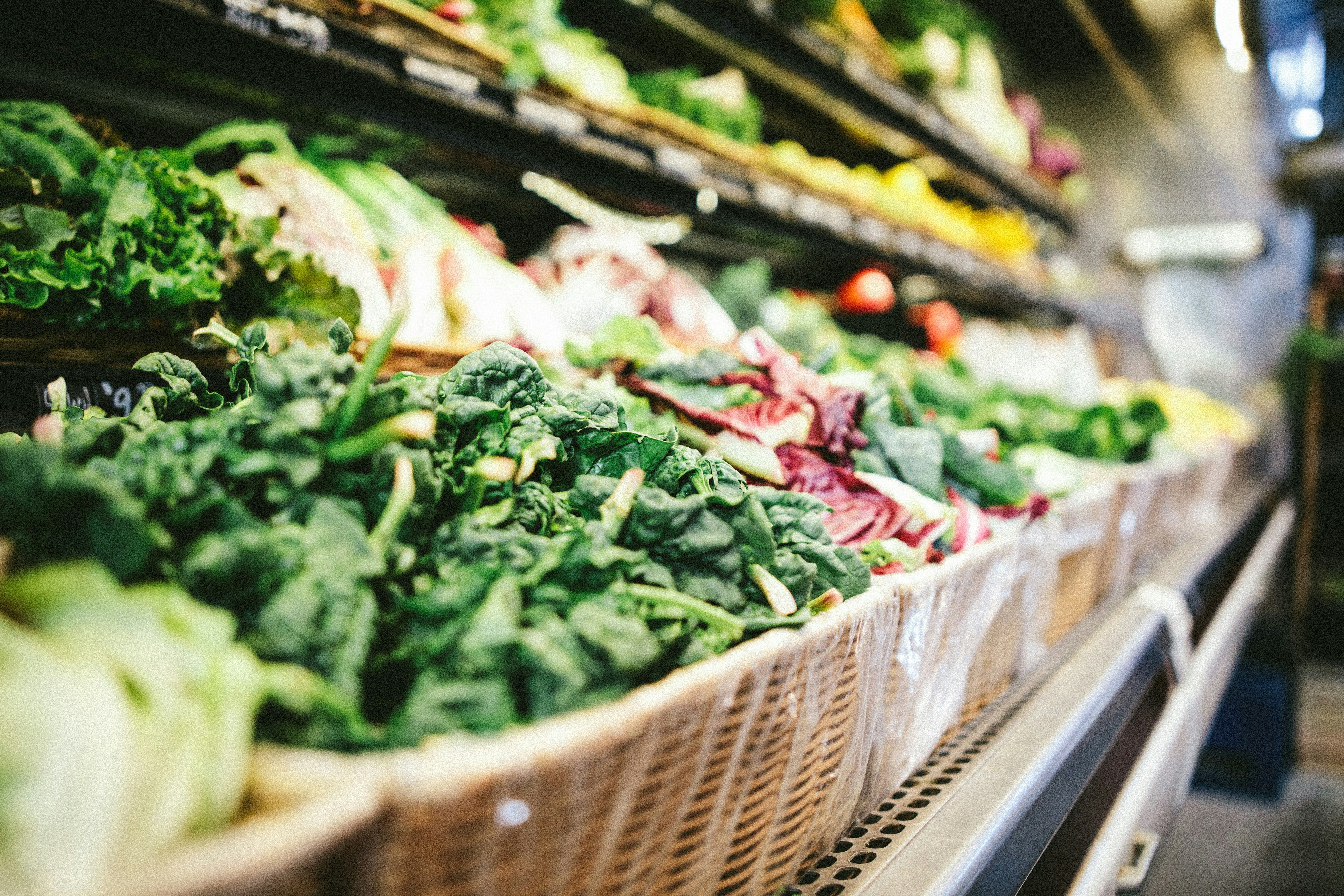 Чому супермаркети розміщують фрукти та овочі біля входу 