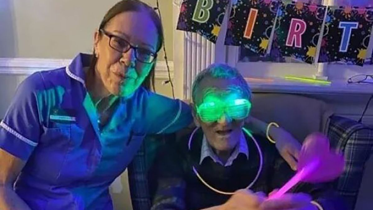 Бабуся влаштувала рейв-вечірку на 103-й день народження Бабуся влаштувала рейв-вечірку на 103-й день народження