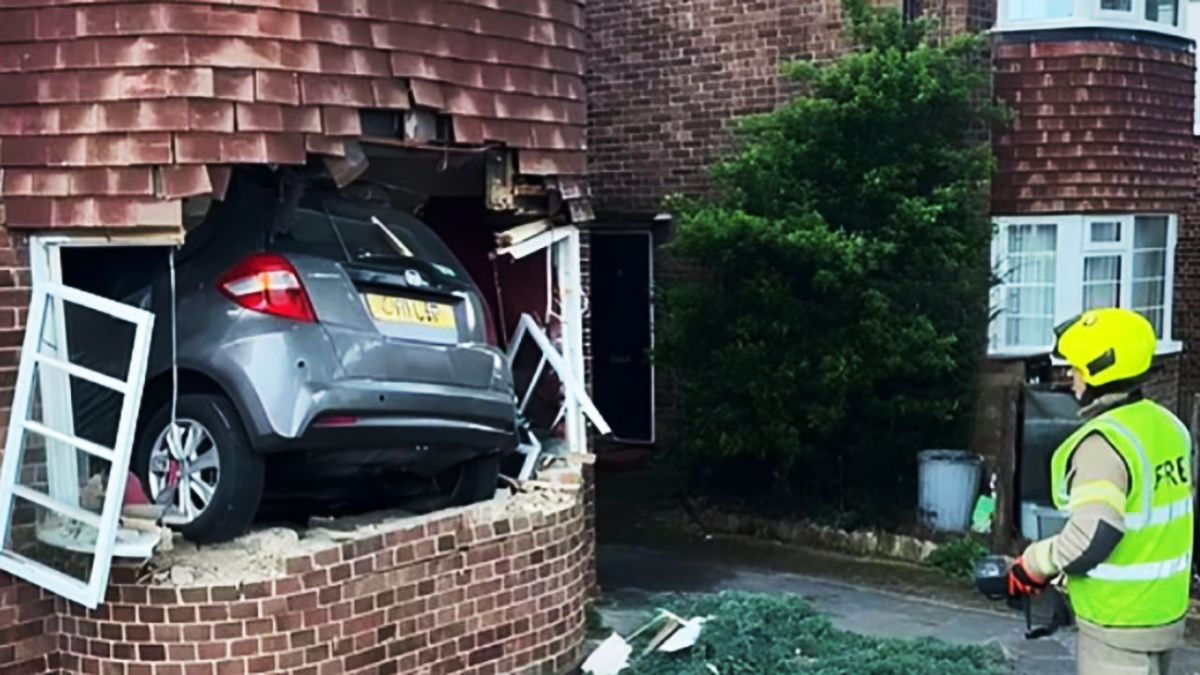 Британська бабуся влетіла машиною у вітальню сусідки  Британська бабуся влетіла машиною у вітальню сусідки