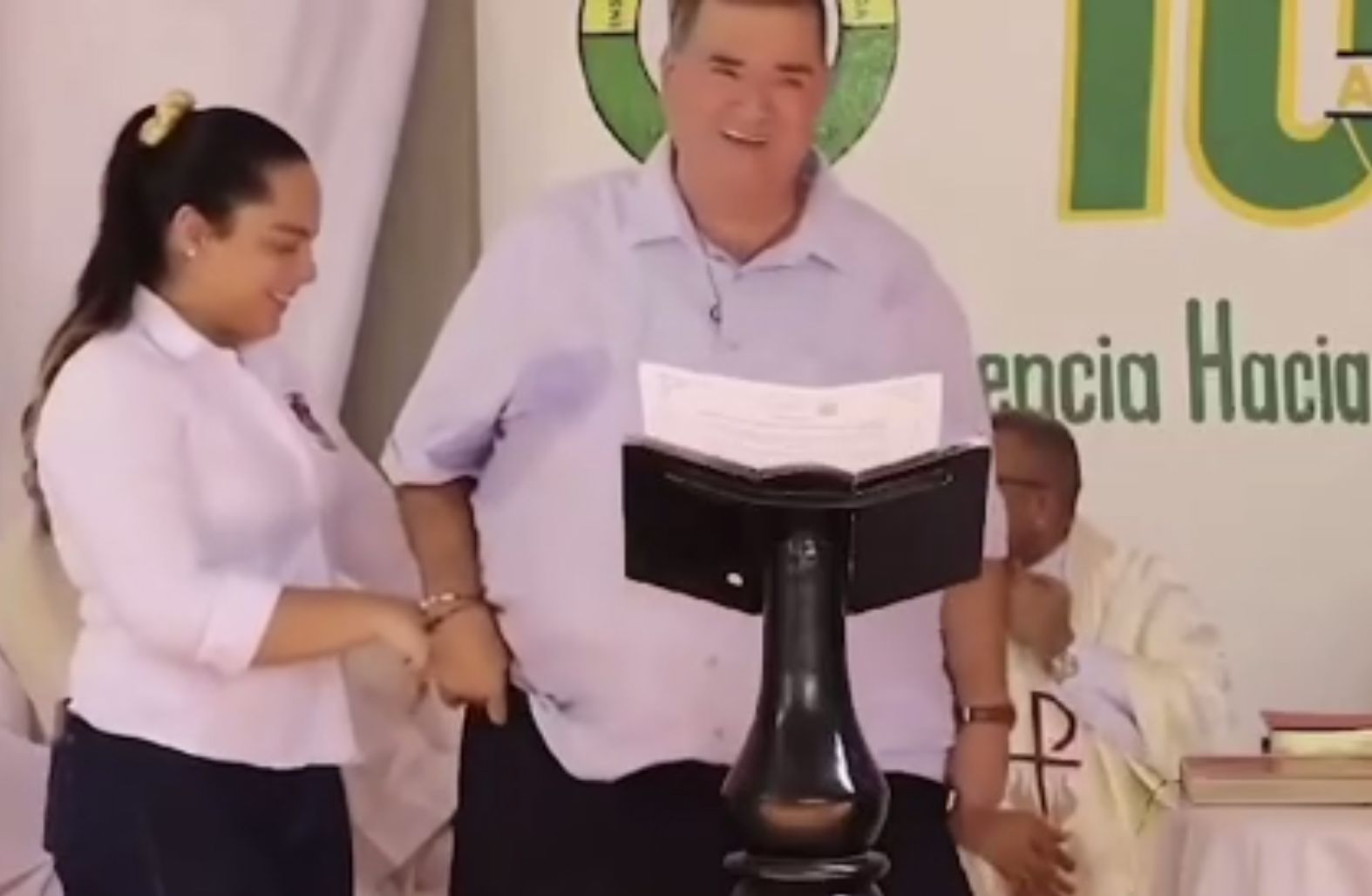 Мэр колумбийского города потерял штаны во время торжественной речи - видео