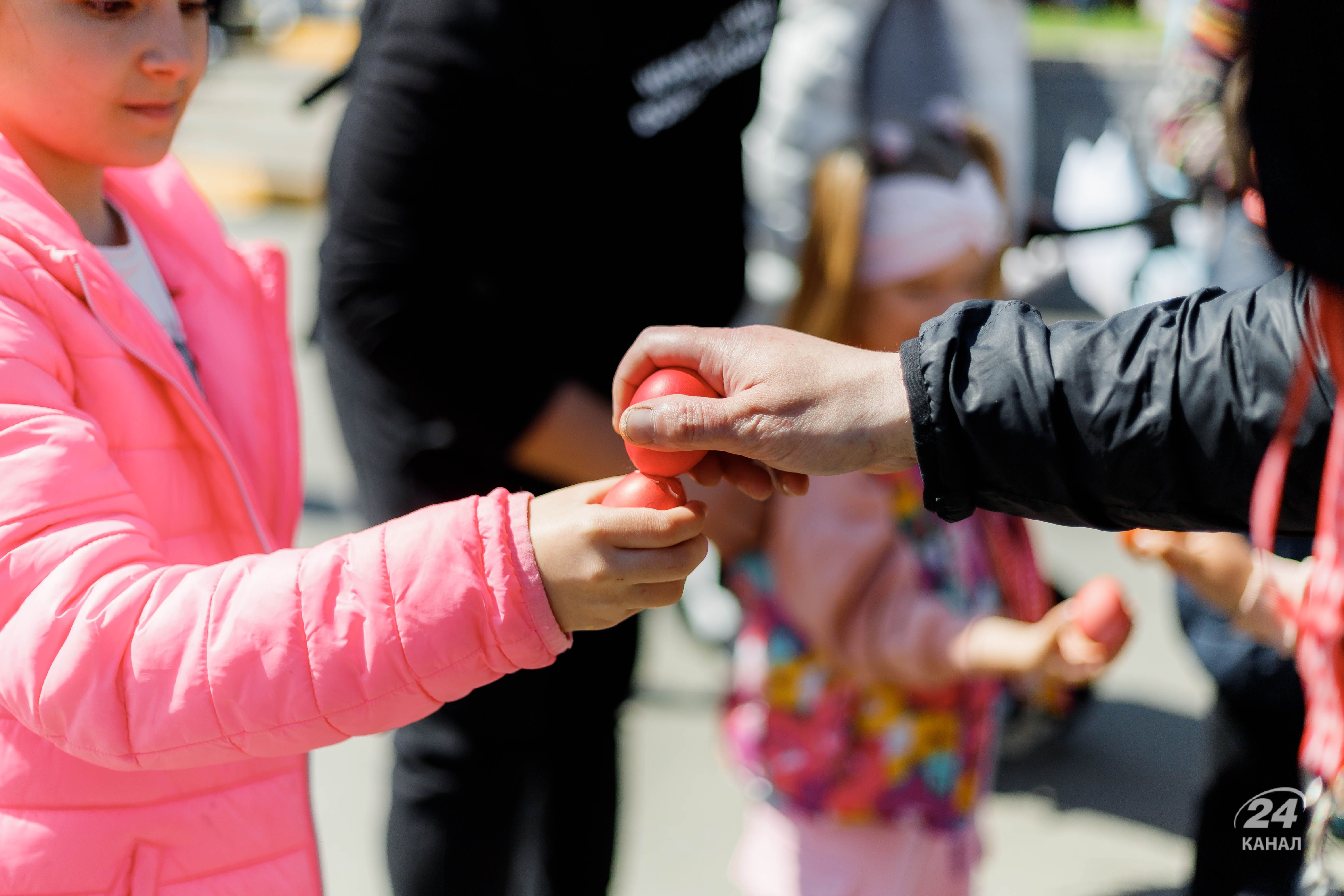 В Киеве установили рекорд по битве крашенок - фоторепортаж В Киеве установили рекорд по битве крашенок - фоторепортаж